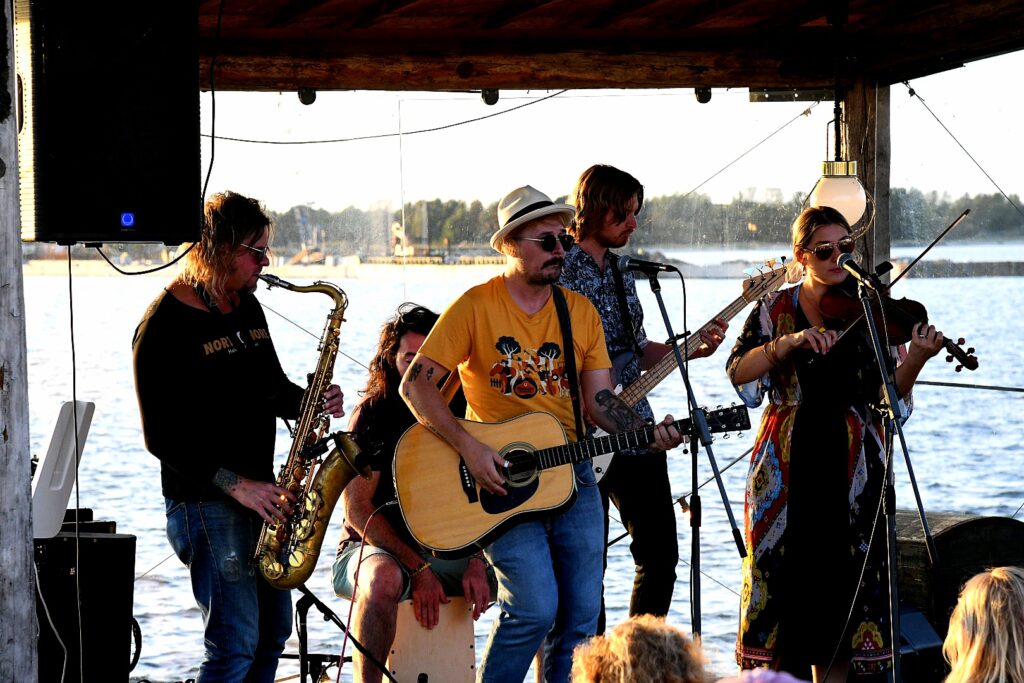 Adrian & Meredith play at Wambola Surf & Bar.