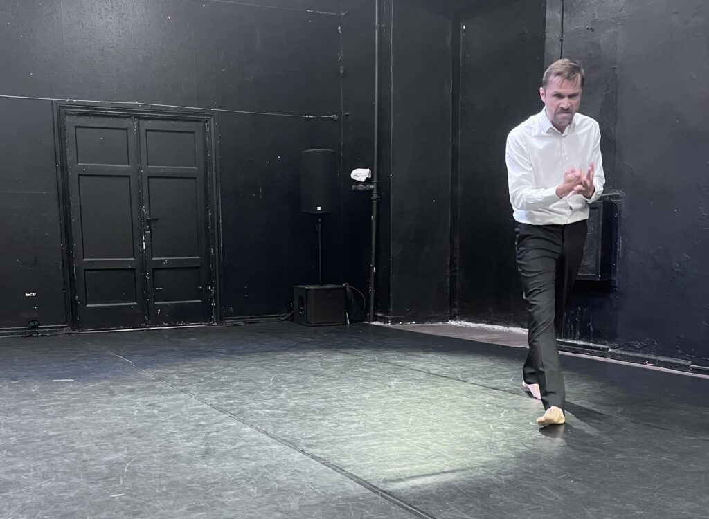 Caspar Schjelbred at Kanuti Gildi SAAL for The Supreme Art of Improvisation, Tallinn Fringe Festival 2026.